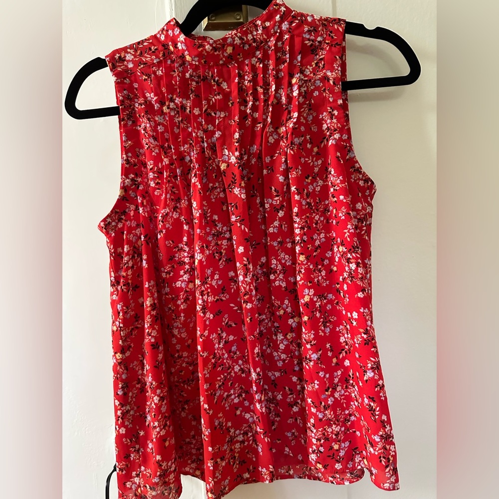 Ann Taylor | Red Floral Mock Neck Pintuck Yoke Shell Sleeveless Blouse